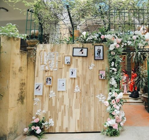 Backdrop handmade với tranh ảnh kỷ niệm