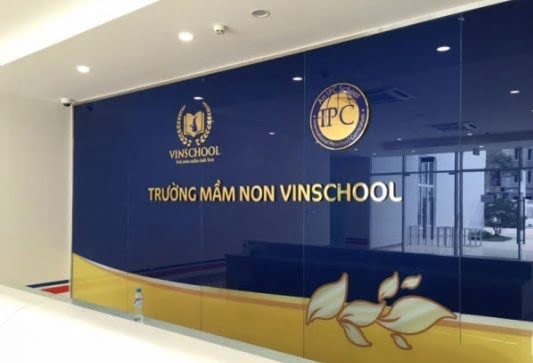 Backdrop kính cường lực gắn logo kim loại